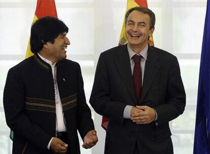 El presidente boliviano, Evo Morales, a la izquierda, se ríe junto al presidente español, José Luis Rodríguez Zapatero.