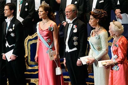 La ceremonia de entrega ha estado presidida por la familia real sueca. En la imagen, de izquierda a derecha, el príncipe Carlos Felipe, la princesa heredera Victoria, el rey Carlos Gustavo, la reina Silvia y la princesa Lilian cantan el himno nacional.