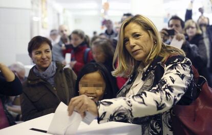  La vicepresidenta de la Generalitat, Joana Ortega, deposita su voto en el colegio Sagrada Familia de Barcelona.