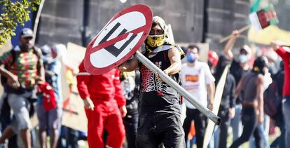 Manifestantes se enfrentan con polic&iacute;as antimontines en la Explanada de los Ministerios, en Brasilia (Brasil). 