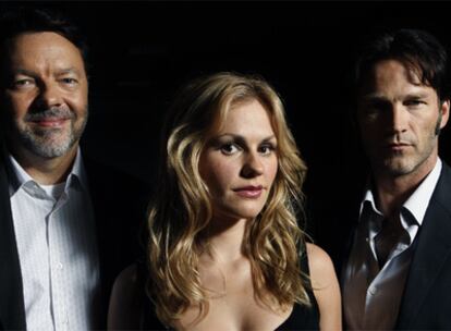 Alan Ball, productor y creador de la serie <i>True blood,</i> y sus dos actores principales: Anna Paquin y Stephen Moyer.