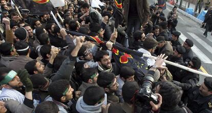 Estudiantes se enfrentan a los agentes antidisturbios durante la manifestación y posterior frente a la Embajada del Reino Unido en Teherán.