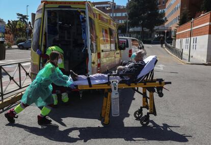 Una sanitaria traslada a un paciente a las Urgencias del Hospital 12 de Octubre de Madrid.
