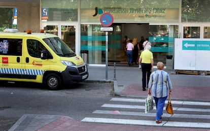 Entrada del Hospital Fundación Jiménez Díaz en Madrid, del grupo Quirónsalud, en julio de 2023.