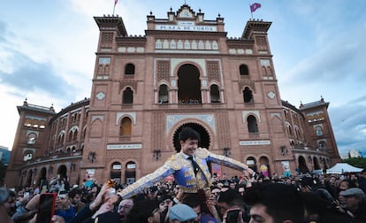 Alejandro Chicharro, a hombros por la Puerta Grande de Las Ventas.