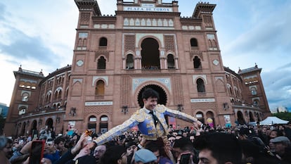 Alejandro Chicharro, a hombros por la Puerta Grande de Las Ventas.