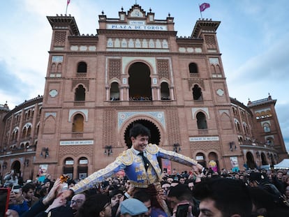 Alejandro Chicharro, a hombros por la Puerta Grande de Las Ventas.