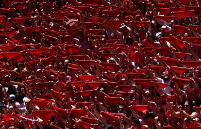 Centenas de lenços vermelhos, durante a abertura oficial da festa de São Firmino, na praça da Prefeitura de Pamplona.