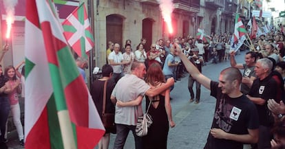 El preso de ETA Xabier Ugarte, a su llegada a Oñate.