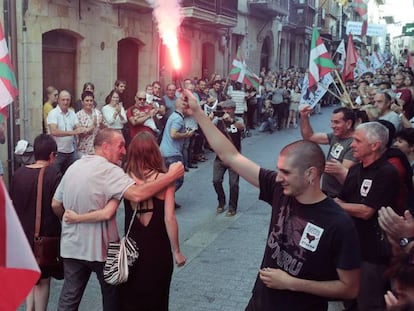 El preso de ETA Xabier Ugarte, a su llegada a Oñate.