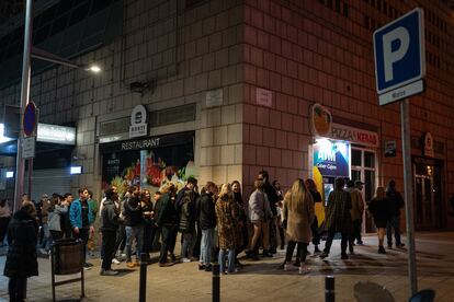 Un grupo de personas esperan a entrar a una discoteca, en el primer día de reapertura del ocio nocturno.