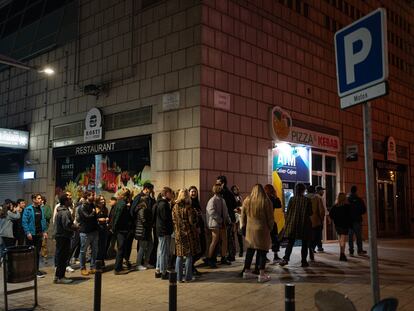 Un grupo de personas esperan a entrar a una discoteca, en el primer día de reapertura del ocio nocturno.