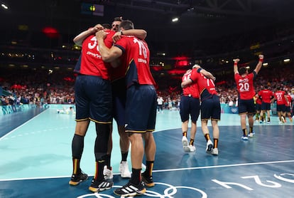 El equipo español de balonmano celebra la obtención de la medalla de bronce tras vencer a Eslovenia, este domingo. 