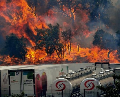 Flames rage near La Jonquera (Girona).