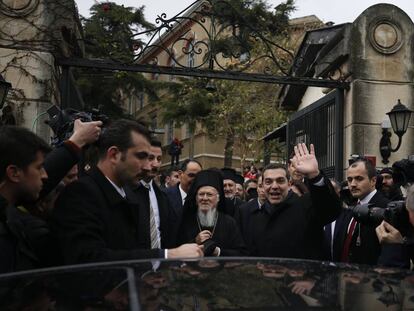 El primer ministro griego, Alexis Tsipras, junto al patriarca ortodoxo de Constantinopla, Bartolomé I, en el seminario teológico de Halkí, en la isla estambulí de Heybeliada.