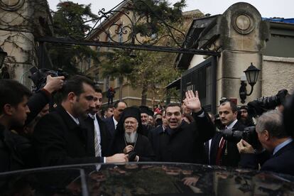 El primer ministro griego, Alexis Tsipras, junto al patriarca ortodoxo de Constantinopla, Bartolomé I, en el seminario teológico de Halkí, en la isla estambulí de Heybeliada.