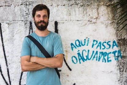 Flavio Barollo, artista do coletivo (se)cura humana, desenvolve um trabalho com água e meio ambiente em São Paulo