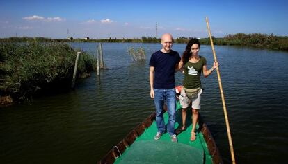 El italiano Andrea Artusi y la argentina Janira Maggiotto en la barca de ella en L'Albufera.