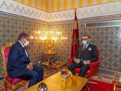 El rey Mohamed VI (derecha) recibe en su palacio de Fez el 10 de septiembre a Aziz Ajanuch.