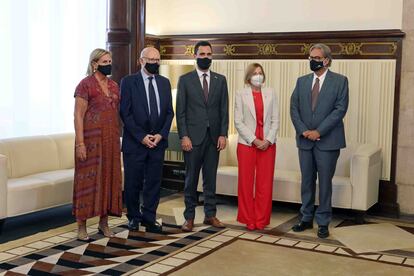 Carme Forcadell, con Roger Torrent y tres expresidentes del Parlament.