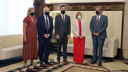 Carme Forcadell, con Roger Torrent y tres expresidentes del Parlament.