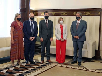 Carme Forcadell, con Roger Torrent y tres expresidentes del Parlament.