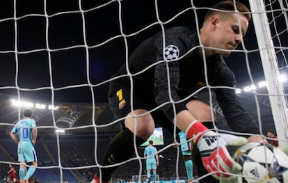 Ter Stegen recoge el balón de la red tras el tercer gol de la Roma.