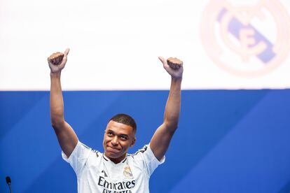 Un feliz Mbappé, durante su presentación en el Santiago Bernabéu.