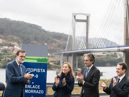 El presidente Mariano Rajoy, la presidenta del Congreso, Ana Pastor, el ministro de Fomento, &Iacute;&ntilde;igo de la Serna, y el alcalde de Vigo, Abel Caballero, en la inauguraci&oacute;n del puente de Rande.