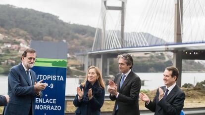 Rajoy junto a los exministros Ana Pastor e Íñigo de la Serna y el alcalde de Vigo, en la inauguración de las obras de Rande en 2017.