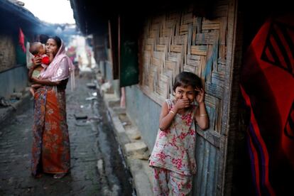 Una niña refugiada sonríe en un campo de refugiados en Teknaf (Bangladés). 