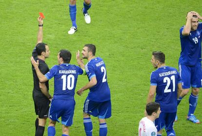 El árbitro español Velasco Carballo expulsa al jugador griego Papastathopoulos