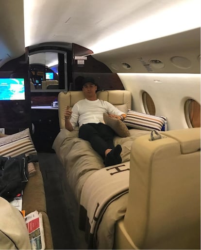 En noviembre de 2015, Ronaldo se compró su propio avión privado con capacidad para transportar entre ocho y diez personas, valorado en 19 millones de euros. Esta imagen la hizo pública en sus redes sociales el exjugador del Real Madrid en noviembre.