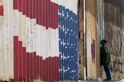 Un hombre mira a través del muro que separa México y Estados Unidos en las playas de Tijuana (México).