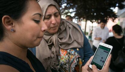 Alba Ramírez y Rkia Larfa, dos vecinas del barrio de Roquetas, usuarias del nuevo proyecto del Ayuntamiento de Barcelona.