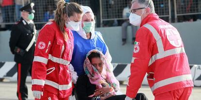 Una mujer recibe asistencia m&eacute;dica tras ser rescatada por un equipo de Frontex en las costas italianas 