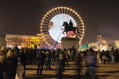 Más de cuatro millones de personas <a href="http://www.fetedeslumieres.lyon.fr/fr" target="_blank">visitan Lyon para vivir su fiesta de las luces</a>, una de las más conocidas de esta localidad de la parte central de Francia. Se remonta al 8 de diciembre de 1852, cuando los vecinos salieron con velas a recibir la imagen de Santa María erigida en la capilla de la Fourvière (colina situada al oeste de la ciudad), dejando también candelas brillando en sus ventanas, una costumbre que ha llegado hasta nuestros días. Durante cuatro noches (este año, del 5 al 8 de diciembre), el festival utiliza las fachadas renacentistas y los majestuosos edificios del centro histórico —el Théâtre des Célestins, la iglesia de Saint-Nizier— como bellísimos lienzos para las instalaciones de luz y color de una decena de artistas.