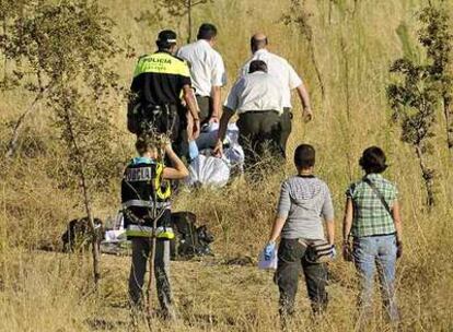 Empleados de la funeraria trasladan el cadáver hallado en Leganés.