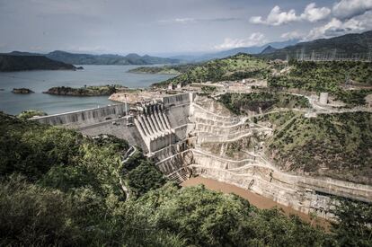 Etiopía. 2016. La presa Gibe III. Actualmente, Gibe III es la mayor presa de África central. Con 240 metros de altura, cuando esté en pleno funcionamiento producirá una energía saliente de 1.879 megavatios. Los estudios estadísticos calculan que, una vez completada, el coste de la presa será del 15% del PIB anual de Etiopía, convirtiéndose en el mayor proyecto jamás realizado en el continente africano. La presa creará un lago artificial. Una vez lleno, el lago medirá 150 kilómetros de longitud y ocupará un área de 211 kilómetros cuadrados.
