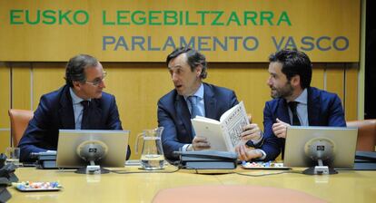Rafael Hernando entre Alfonso Alonso y Borja Semper en el Parlamento vasco.