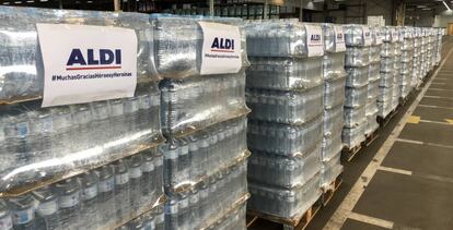 Los paquetes de agua que ALDI distribuirá entre hospitales españoles como ayuda contra el coronavirus Covid-19. 