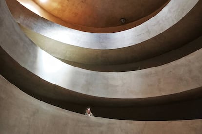 Una escalera en espiral desciende 40 metros bajo tierra hasta la bodega de Herdade do Freixo, en la villa alentejana de Freixo (Portugal). 