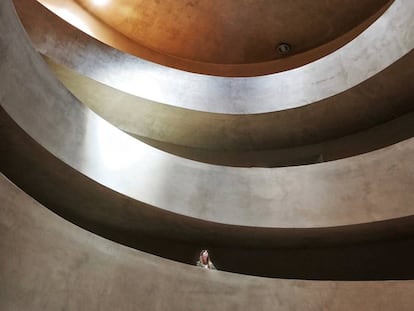 Una escalera en espiral desciende 40 metros bajo tierra hasta la bodega de Herdade do Freixo, en la villa alentejana de Freixo (Portugal). 