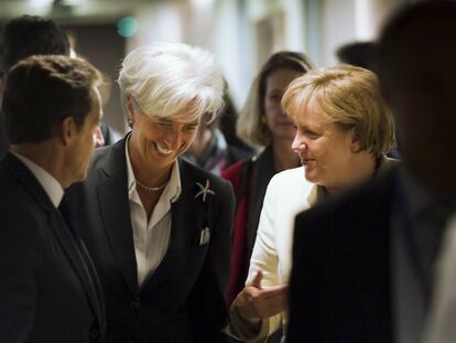 Nicolas Sarkozy junto a Christine Lagarde, entre el centro, y Angel Merkela a su llegada la cumbre europea.