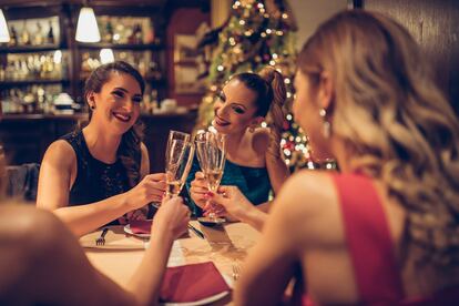 Un grupo de amigos celebra el fin de año en el restaurante de un hotel.