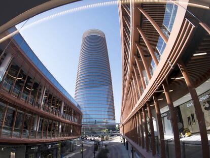 Vista del centro comercial Torre Sevilla, con el rascacielos de oficinas al fondo. 