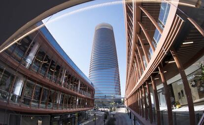 Vista del centro comercial Torre Sevilla, con el rascacielos de oficinas al fondo. 