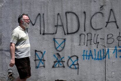 "Mladic a la Haya", se puede leer en este grafiti en Belgrado, capital de Serbia.