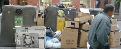 Contenedores de reciclaje en una calle de Madrid.