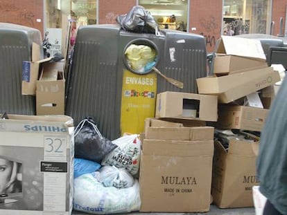 Contenedores de reciclaje en una calle de Madrid.